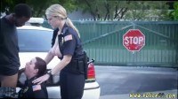 Девушки полицейские сосут негру преступнику
